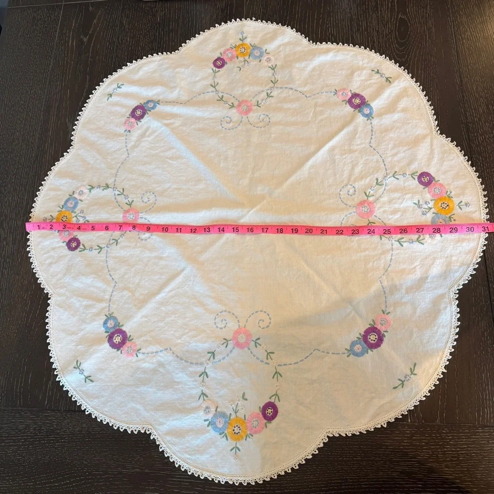 Vintage Hand‎ Embroidered 31x33” Round Centerpiece Doily Tablecloth Floral White